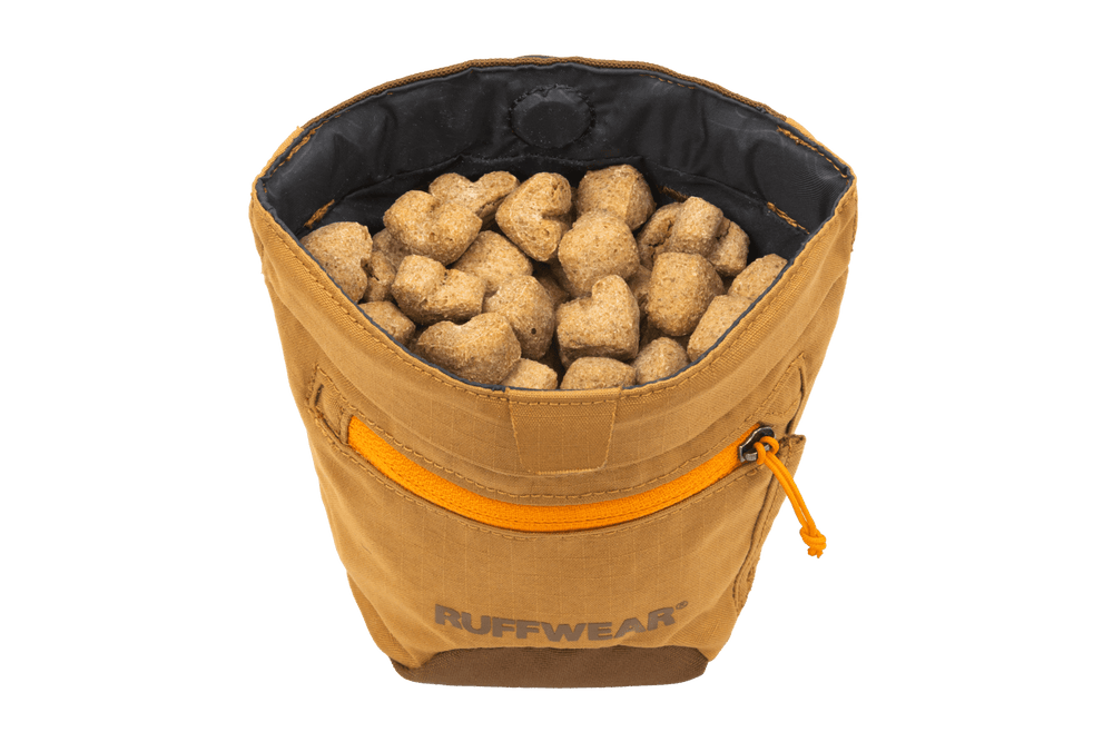 Orangene Treat Trader™ Leckerlitasche von RUFFWEAR, gefüllt mit herzförmigen Hundekeksen, schwarz gefüttert.