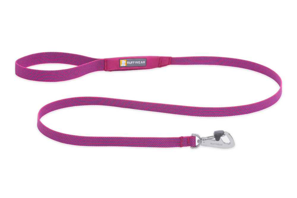 Pinkfarbene Hi Light™ Hundeleine von Ruffwear mit ergonomischem Griff und stabilem Karabinerhaken für aktiven Hundeauslauf.