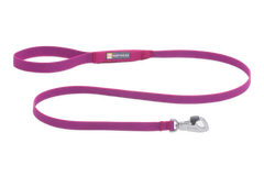 Pinkfarbene Hi Light™ Hundeleine von Ruffwear mit ergonomischem Griff und stabilem Karabinerhaken für aktiven Hundeauslauf.