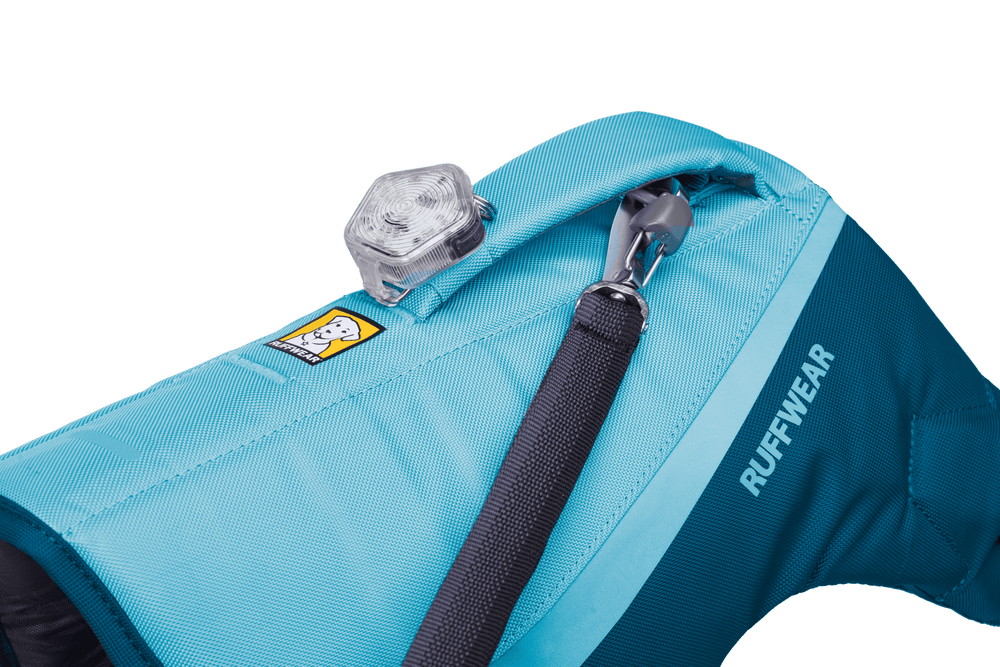 "Ruffwear Float Coat™ Schwimmweste für Hunde in Blau mit reflektierender Leuchte und gepolstertem Innenfutter."