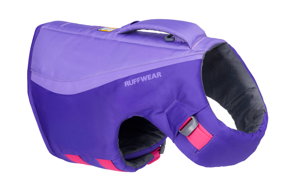 "Ruffwear Float Coat™ Schwimmweste für Hunde in lila und pink mit Bauchgurt und Griff für Sicherheit im Wasser."