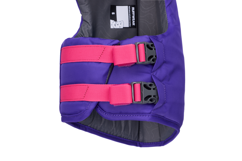 Lila Float Coat™ Schwimmweste für Hunde in Größe S mit pinken Verschlüssen und gepolsterter Innenfläche.