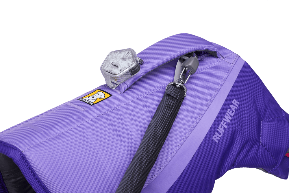 Lila Ruffwear Hundeschwimmweste mit reflektierendem Element und Leinenbefestigung für sicheres Schwimmen.