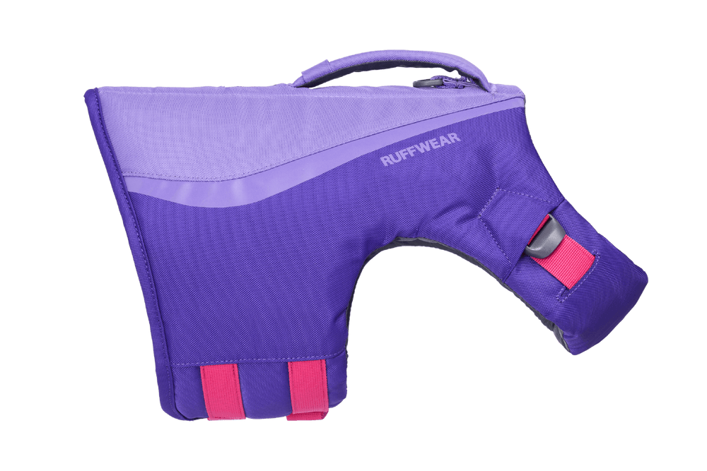 Lila Hundeschwimmweste von Ruffwear mit ergonomischem Design und pinken Elementen für Sicherheit im Wasser.