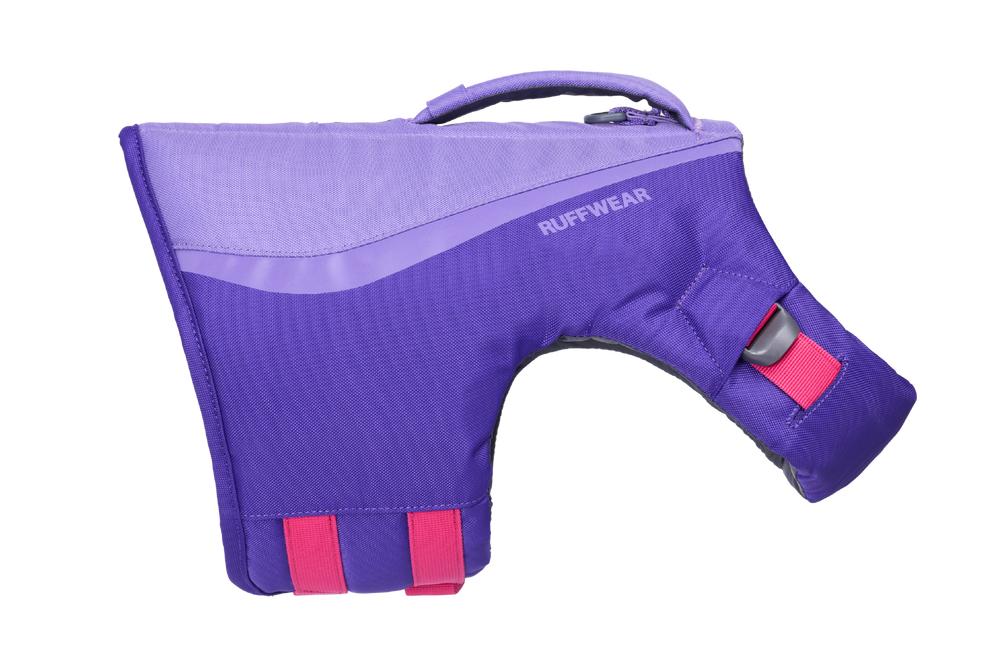 Lila Hundeschwimmweste von Ruffwear mit ergonomischem Design und pinken Elementen für Sicherheit im Wasser.