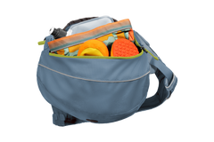 Hellblaue Gürteltasche mit Wasserflasche und orangefarbenen Spielzeugen für Hunde, geöffnet für einen Blick ins Innere.