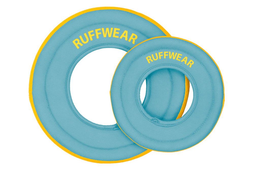 Hellblaue Ruffwear Hydro Plane™ Frisbee Hundespielzeuge mit gelben Akzenten und Markennamen. Ideal für Spiel und Spaß im Freien.
