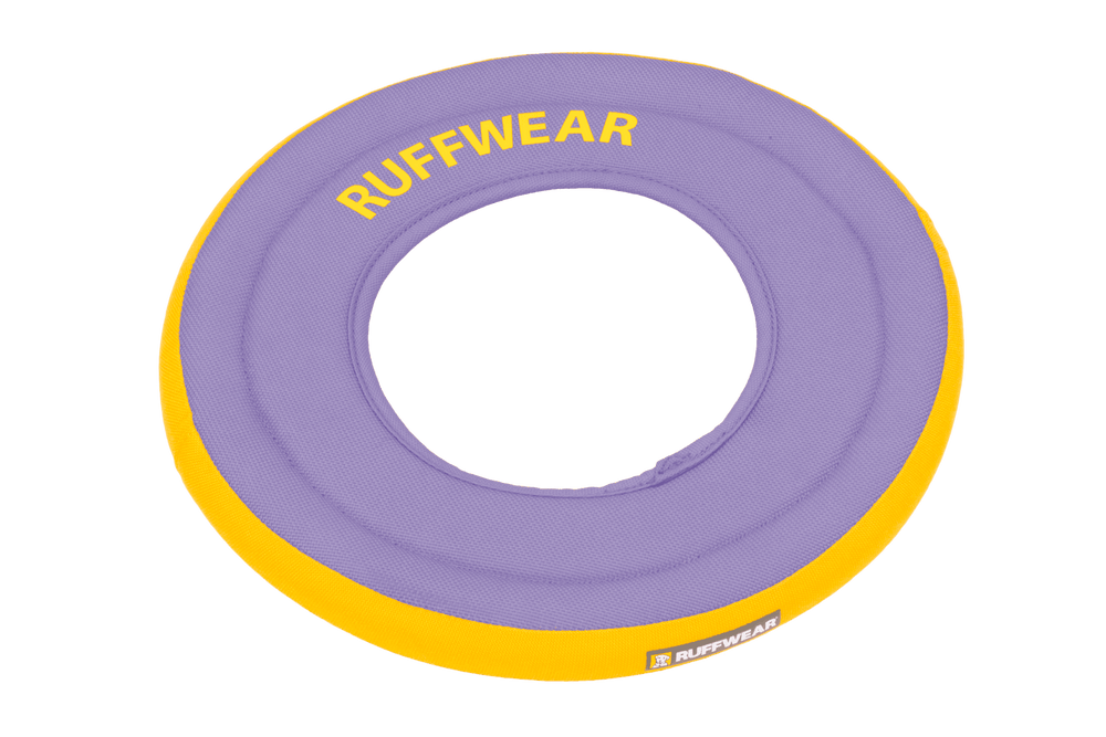 "Lila Frisbee Wurfspielzeug mit gelben Akzenten von RUFFWEAR, ideal für Outdoor-Spiele mit Hunden."