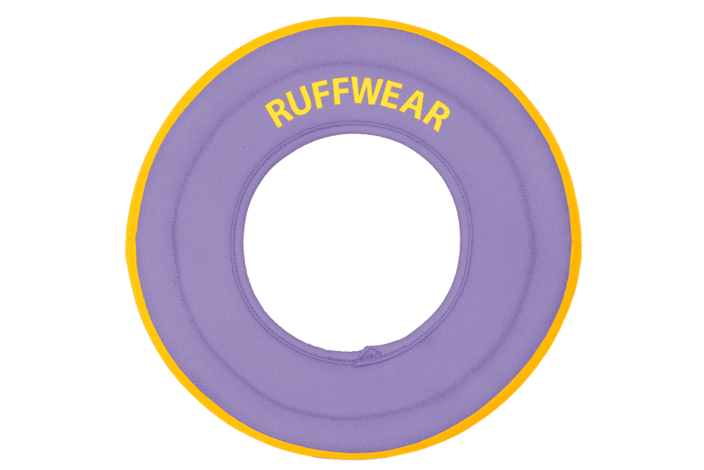 Runder, lila Frisbee von RUFFWEAR mit gelben Akzenten, ideal für Wurfspiele mit Hunden im Freien.