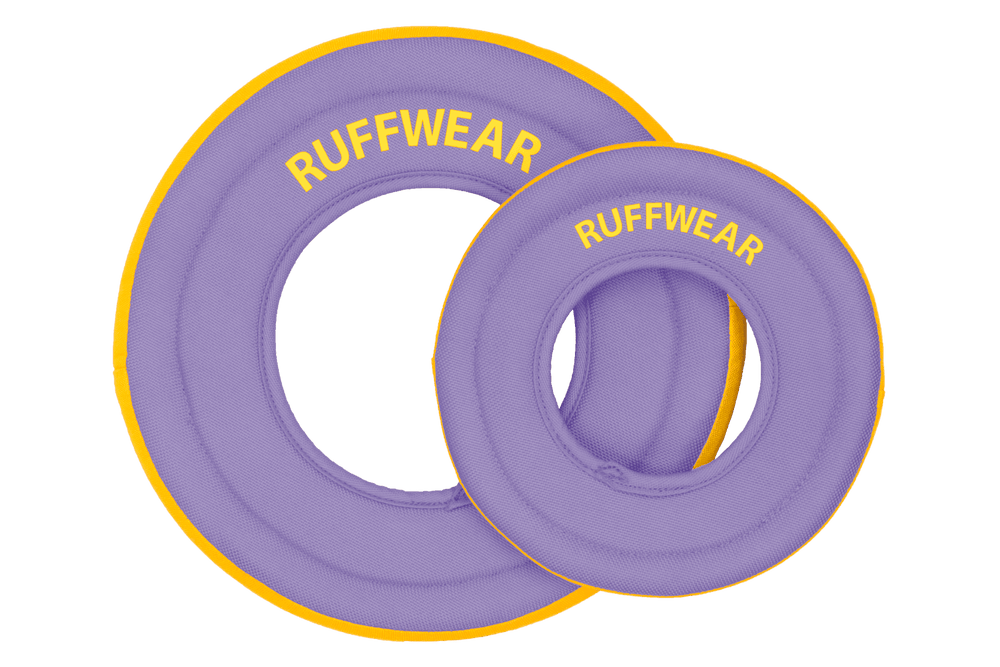 Zwei lila Ruffwear Hydro Plane™ Frisbees mit gelben Akzenten in verschiedenen Größen für Hunde. Ideal für Wurfspiele.
