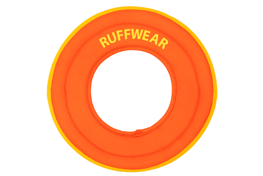 Orangefarbener Hundefrisbee von RUFFWEAR mit gelbem Rand, ideal für das Wurfspiel im Freien.