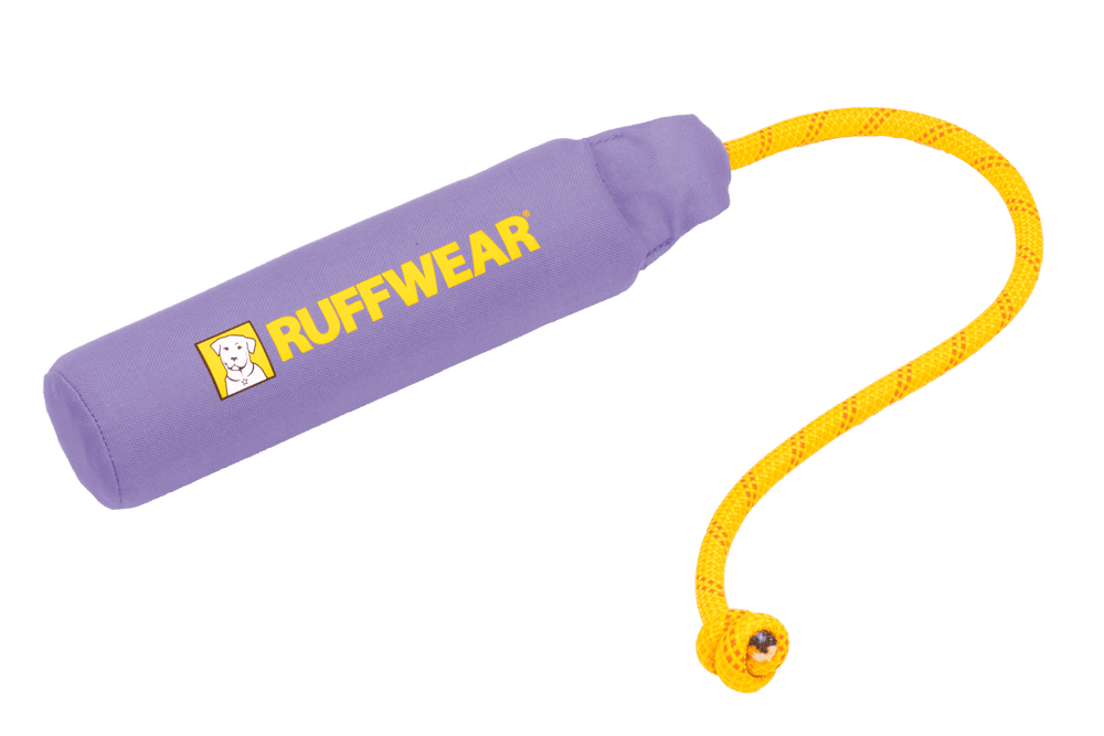 Ruffwear Lunker™: Schwimmendes, lilanes Wurfspielzeug für Hunde mit gelbem geflochtenem Kabel.