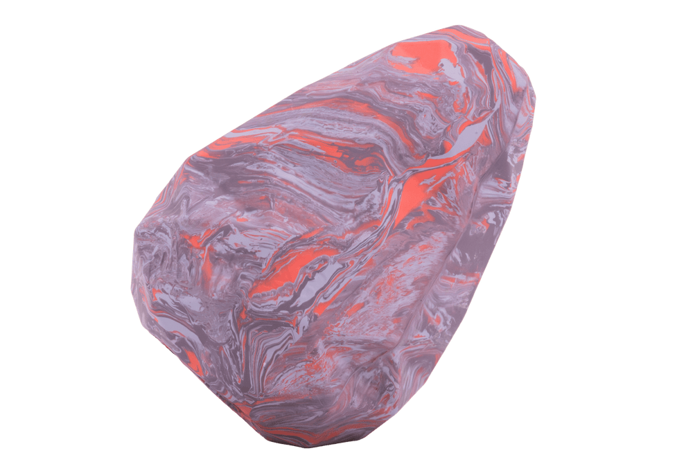 Bunter, unregelmäßig geformter Stein mit lila, rot und grauen Marmorierungen im marbled Look.