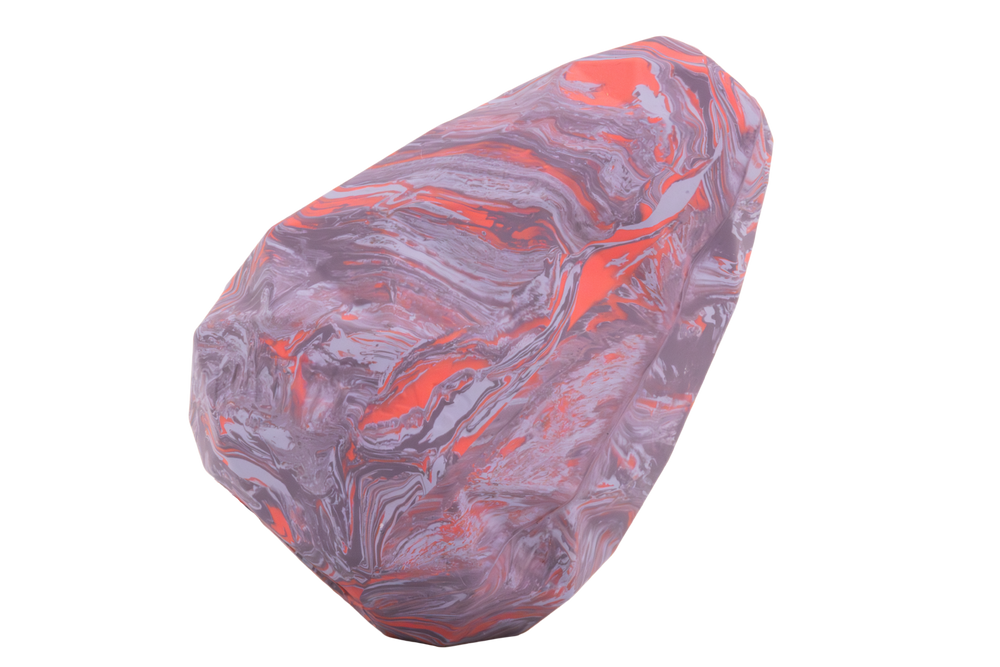 Bunter, unregelmäßig geformter Stein mit lila, rot und grauen Marmorierungen im marbled Look.