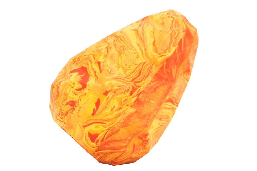 Nag-a-Cone™: Großer orangefarbener Kristall mit marmorierter Struktur und glatten Oberflächen, die Licht reflektieren.