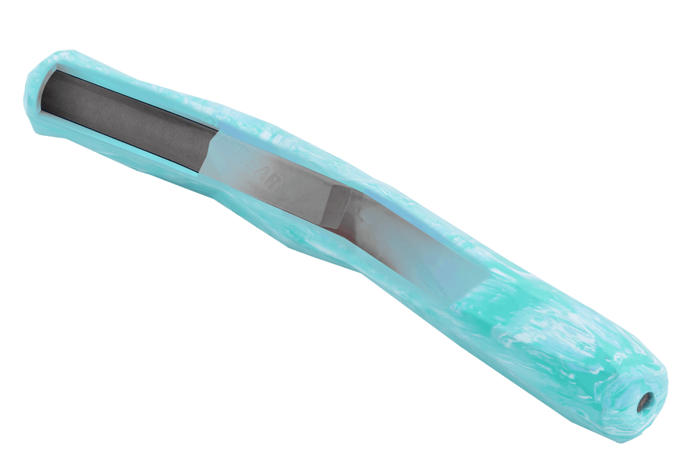 Moderner Rasierer mit blauem Griff und sichtbarer Klinge für eine präzise Rasur.