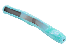 Moderner Rasierer mit blauem Griff und sichtbarer Klinge für eine präzise Rasur.