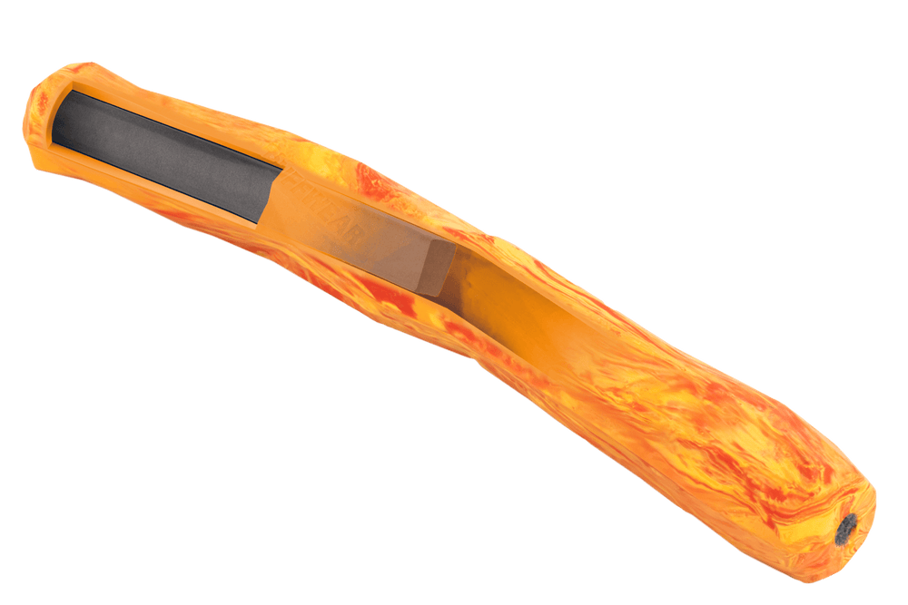 Langer, schmaler Schleifstein mit handlichem Griff in Orange und Gelb, flache graue Schleiffläche. Ideal zum Schleifen.