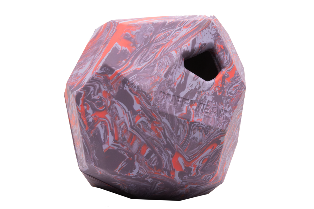 Bunter Klettergriff in polygonaler Form, lila und orange schattiert, mit strukturierter, glatter Textur für Klettersport.