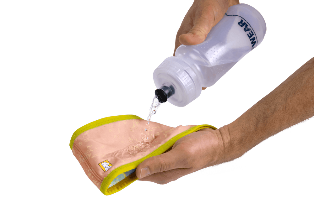 "Wasser wird über ein pinkfarbenes Halstuch mit gelbem Rand pourt, das kühlende Eigenschaften bietet."