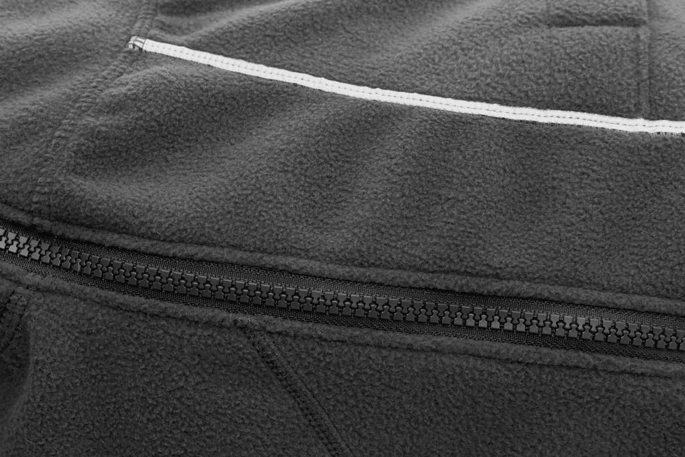 Graue Climate Changer™ Fleecejacke mit schwarzem Reißverschluss und strukturierter weißer Naht am oberen Rand.