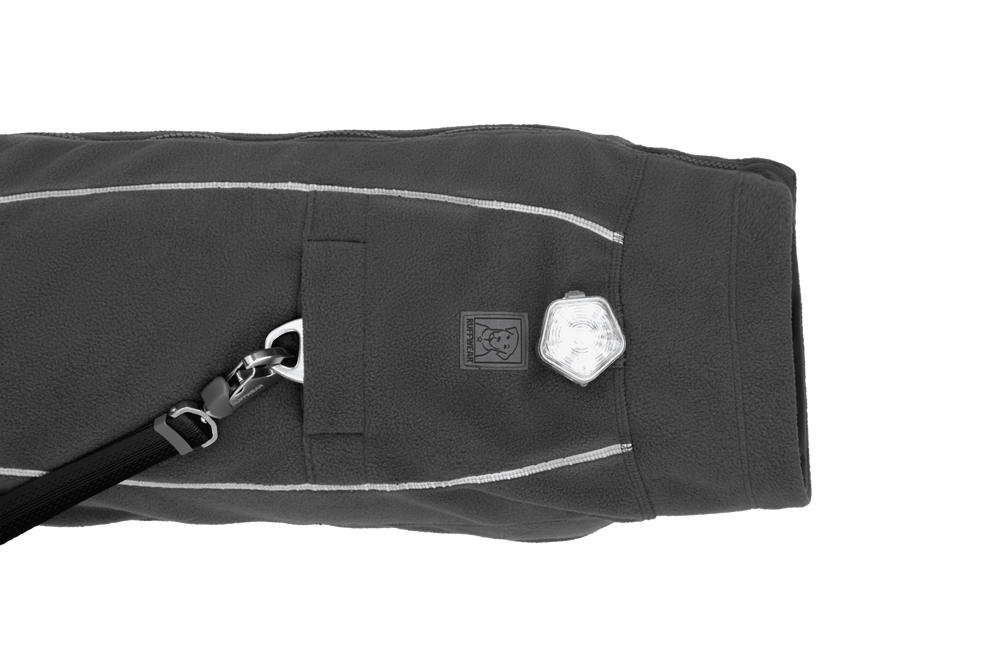 Graue Climate Changer™ Fleecejacke mit Reißverschluss, Brusttasche und reflektierenden Streifen für Outdoor-Aktivitäten.