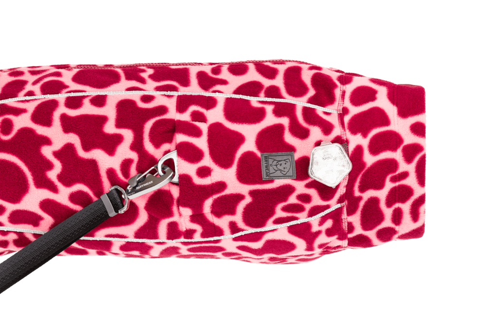 "Pink gemusterte Climate Changer™ Fleecejacke mit Giraffenflecken, strapazierfähiger Oberseite und praktischer Tasche."