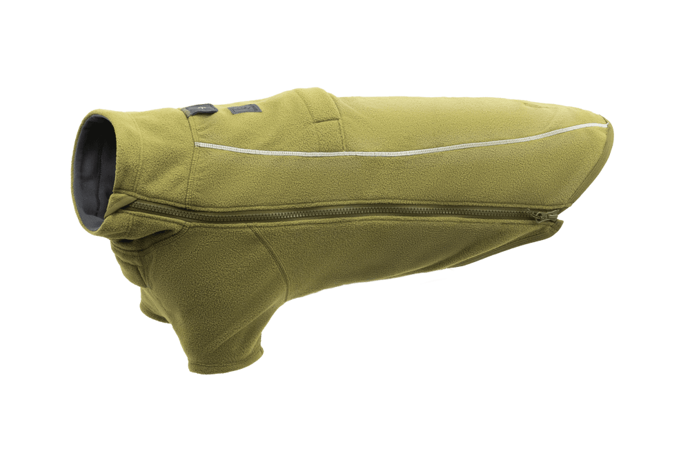 Olivgrüner Hundemantel aus Fleece mit Reißverschluss und reflektierenden Details für optimale Bewegungsfreiheit.