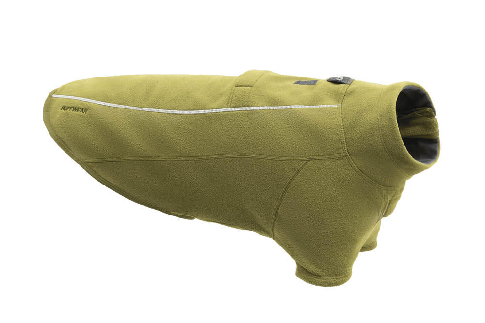 Grüner Fleecehundemantel mit hohem Kragen, Reißverschluss und reflektierender Linie für mehr Sichtbarkeit.