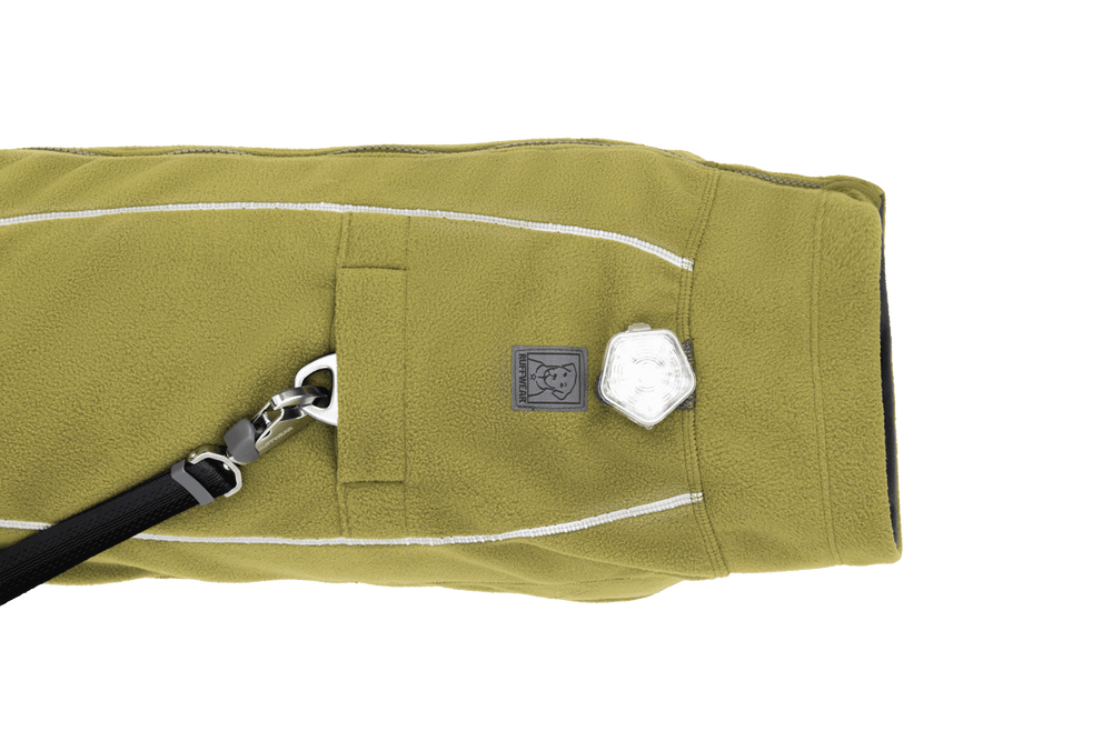 Khakifarbene Climate Changer™ Fleecejacke mit weißer Absteppung und Emblemmarke, ideal für kühle Tage.