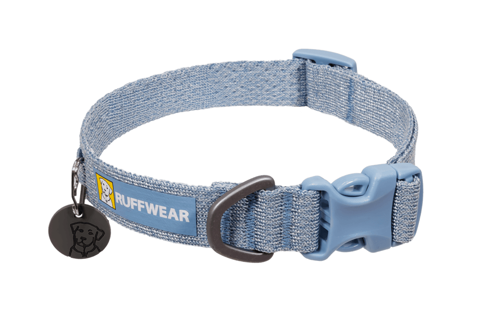 Helles Ruffwear Front Range™ Flex Hundehalsband mit stabiler Schnalle und Identifikationsring in Schwarz.