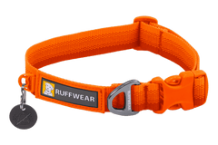 orangefarbenes Ruffwear Hundehalsband aus strapazierfähigem Material mit verstellbarer Schnalle und Leinenring.