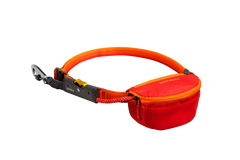 Hitch Hiker™ Leinensystem: Robuster Hüftgurt in Orange und Rot mit Tasche und Karabinerhaken für Outdoor-Aktivitäten.