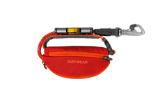 Orangefarbene Hundetasche von RUFFWEAR im halbrunden Design mit Reißverschluss und Karabinerhaken. Ideal für Abenteuer mit Ihrem Hund.