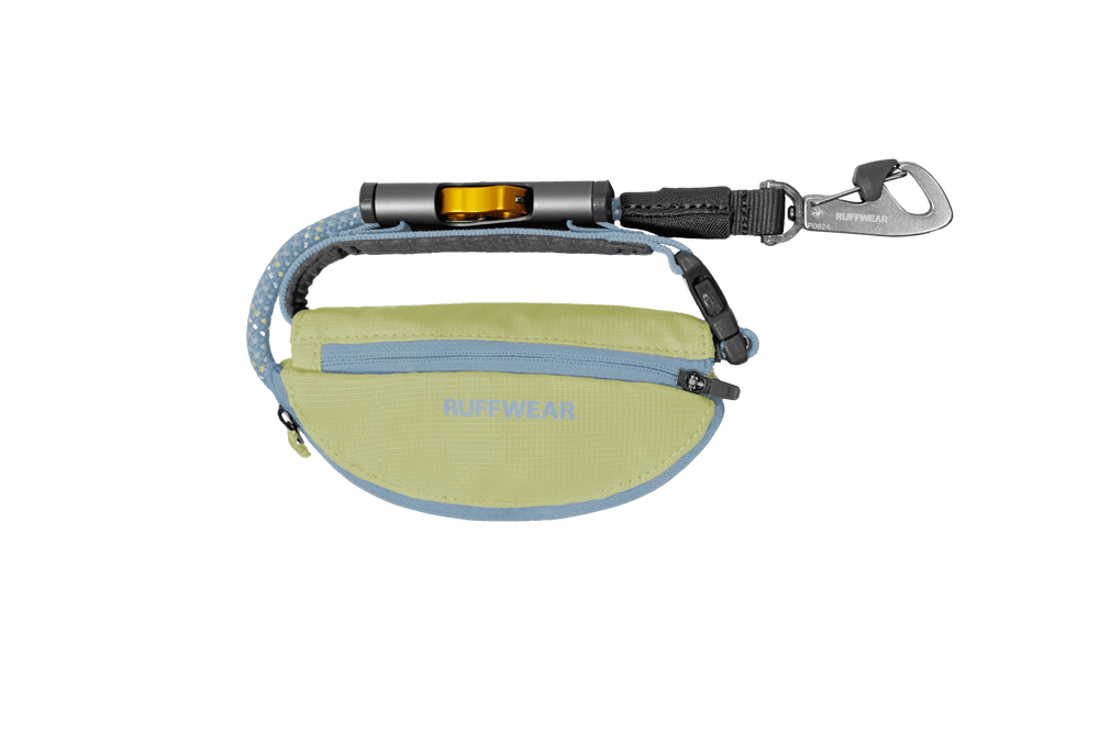Praktische gelb-grüne Ruffwear Tasche mit Reißverschluss, ideal für Zubehör, am Gürtel oder Leine befestigt.