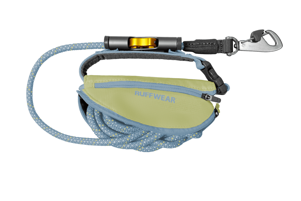 Hundeleine von Ruffwear mit blauer Schnur und gelber Aufbewahrungstasche für sicheres Gassigehen.