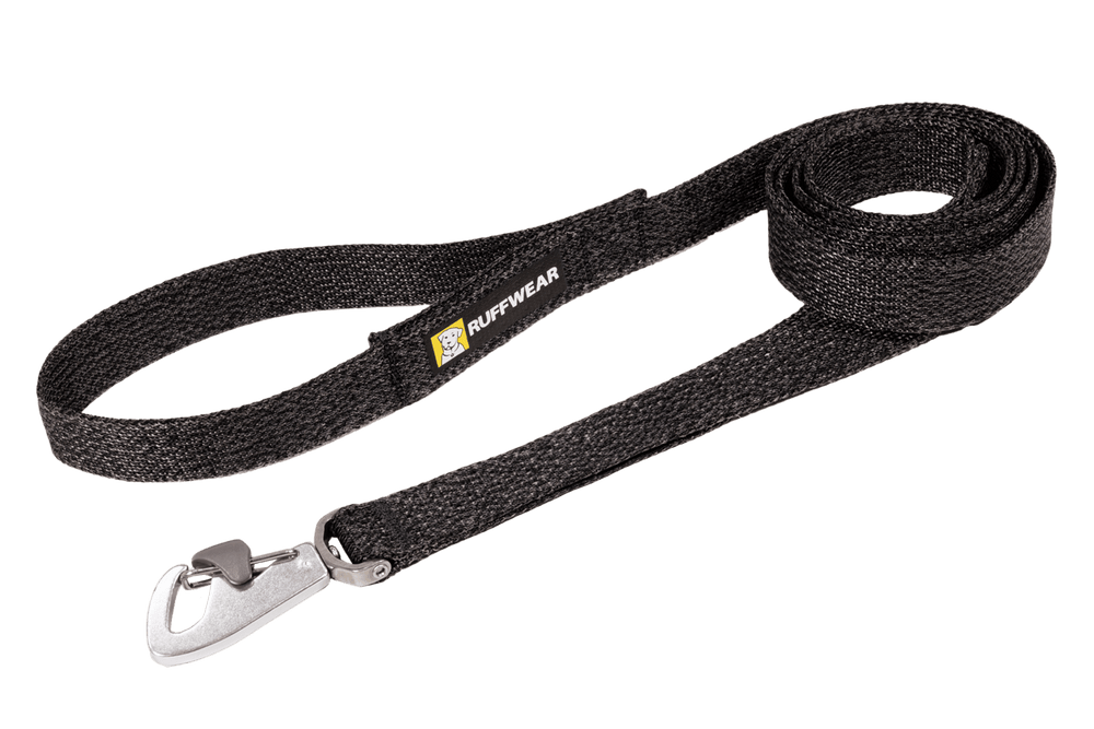 Schwarze, robuste Ruffwear Front Range™ Flex Hundeleine mit stabiler Schnalle und ergonomischem Griff.