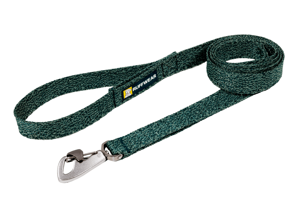 Grüne Ruffwear Front Range™ Flex Hundeleine mit stabilem Karabiner, flach und weich für optimalen Komfort und Strapazierfähigkeit.