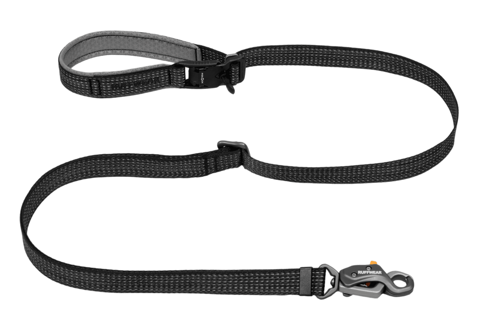 Schwarze Ridgeline™ Hundeleine mit gepolsterter Handschlaufe, Karabinerhaken und reflektierenden Elementen.
