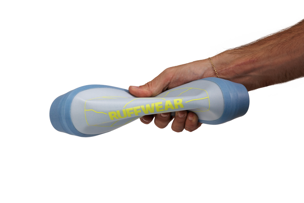 Camp Flyer™ Frisbeescheibe für Hunde in blau-weiß mit ergonomischem Handgriff und „RUFFWEAR“-Schriftzug.