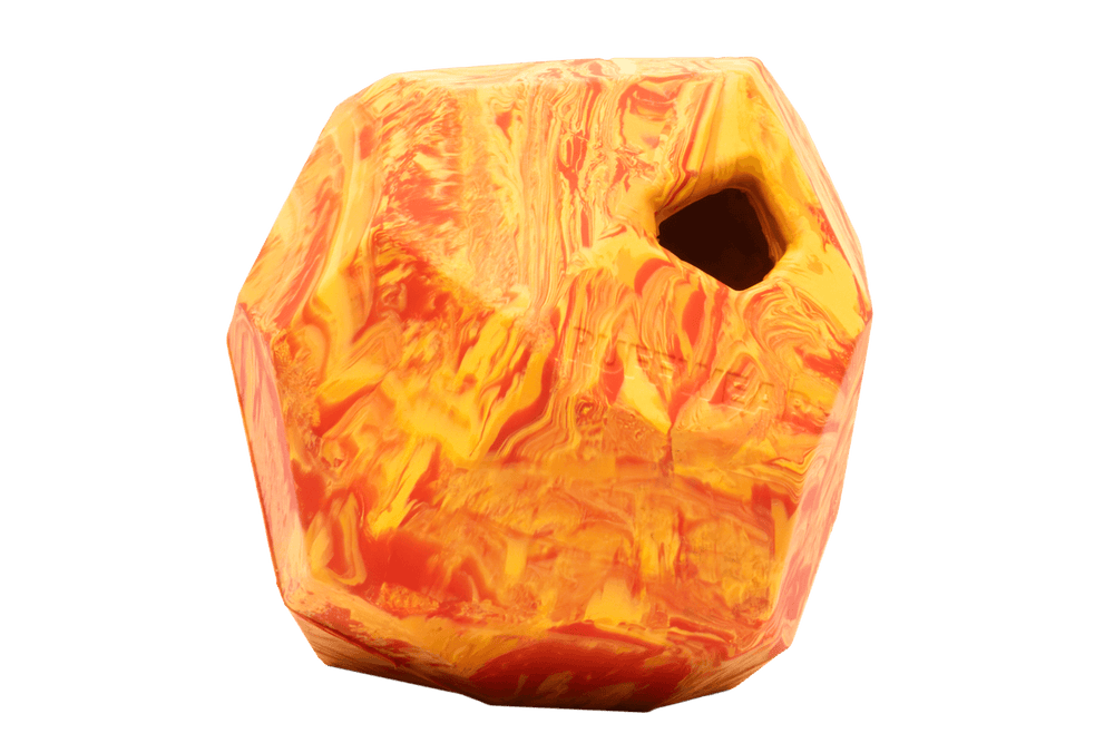 Abstraktes Objekt namens Nag-a-Rock™ in lebhaften Gelb-, Orange- und Rottönen mit marmorierter Oberfläche.