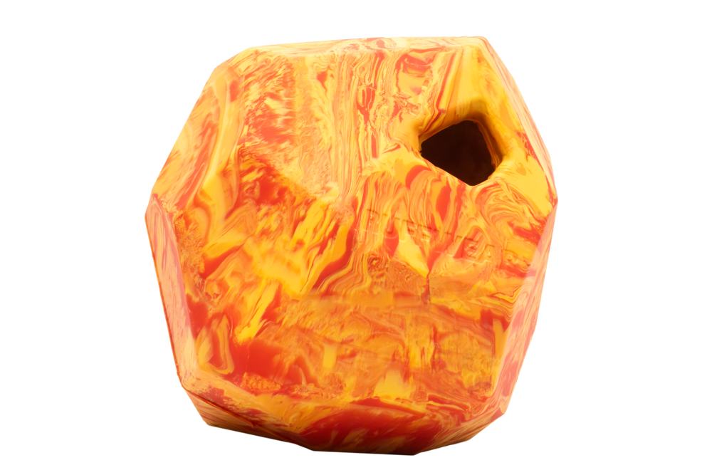 Abstraktes Objekt namens Nag-a-Rock™ in lebhaften Gelb-, Orange- und Rottönen mit marmorierter Oberfläche.