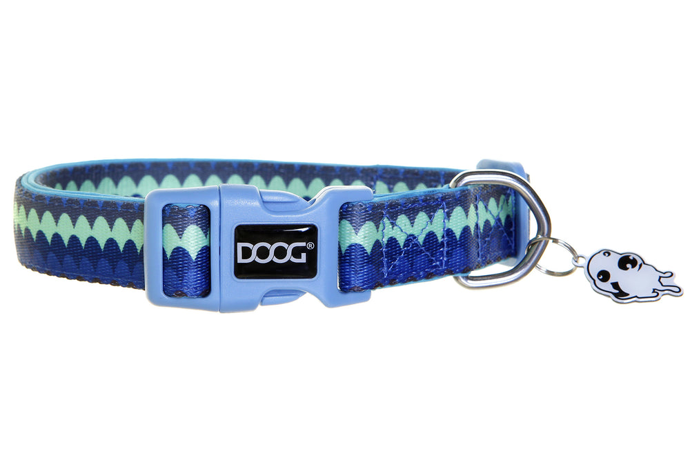 Blau-grünes Neopren-Hundehalsband mit wellenförmigem Muster und DOOG-Logo, inklusive süßem Geschenkanhänger.