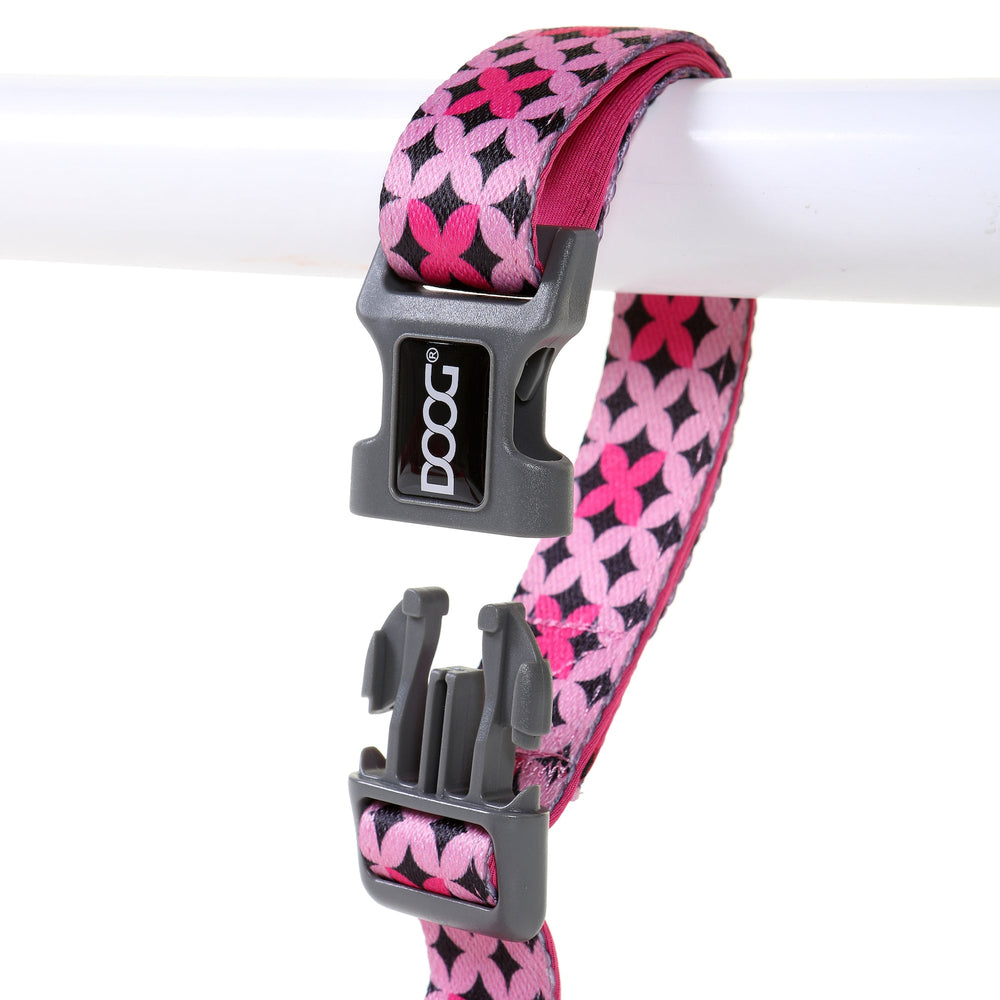 "Pinkes Hundehalsband mit geometrischem Muster in Blau und Schwarz, stabiler Kunststoffverschluss für einfache Handhabung."
