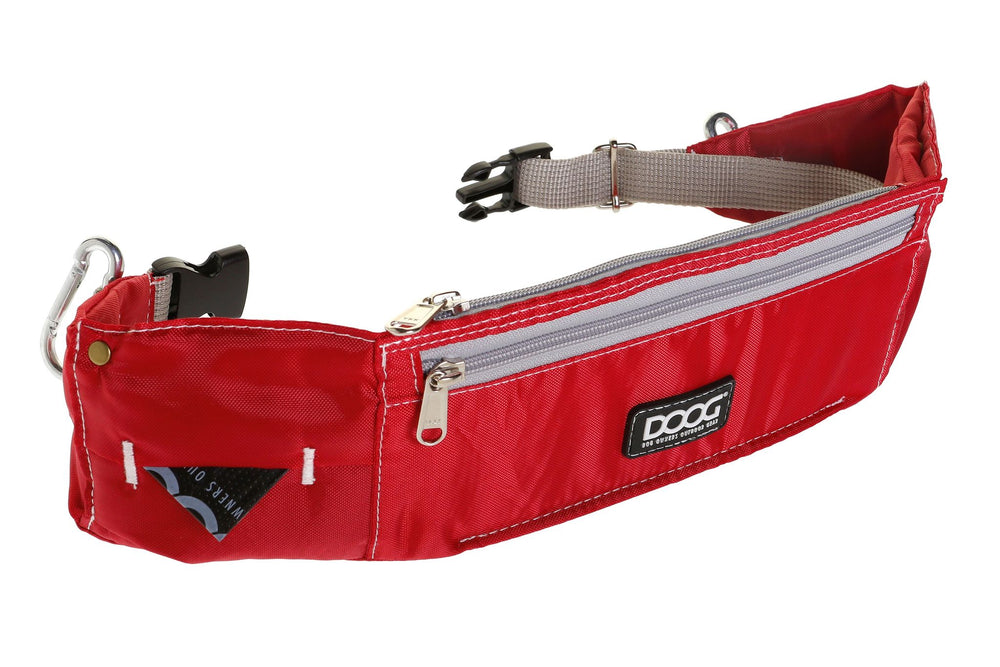 Rote DOOG Gürteltasche aus strapazierfähigem Material mit Hauptfach und kleiner Vorderreißverschlusstasche.