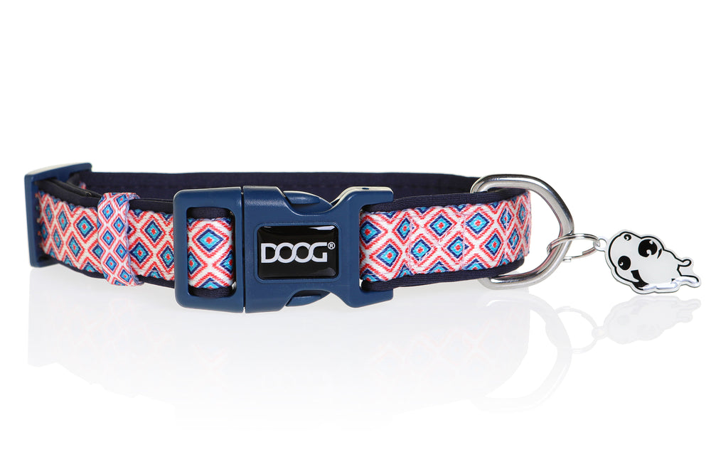 "Farbenfrohes Neoprene Halsband für Hunde mit geometrischem Muster und robuster Schnalle in Dunkelblau."
