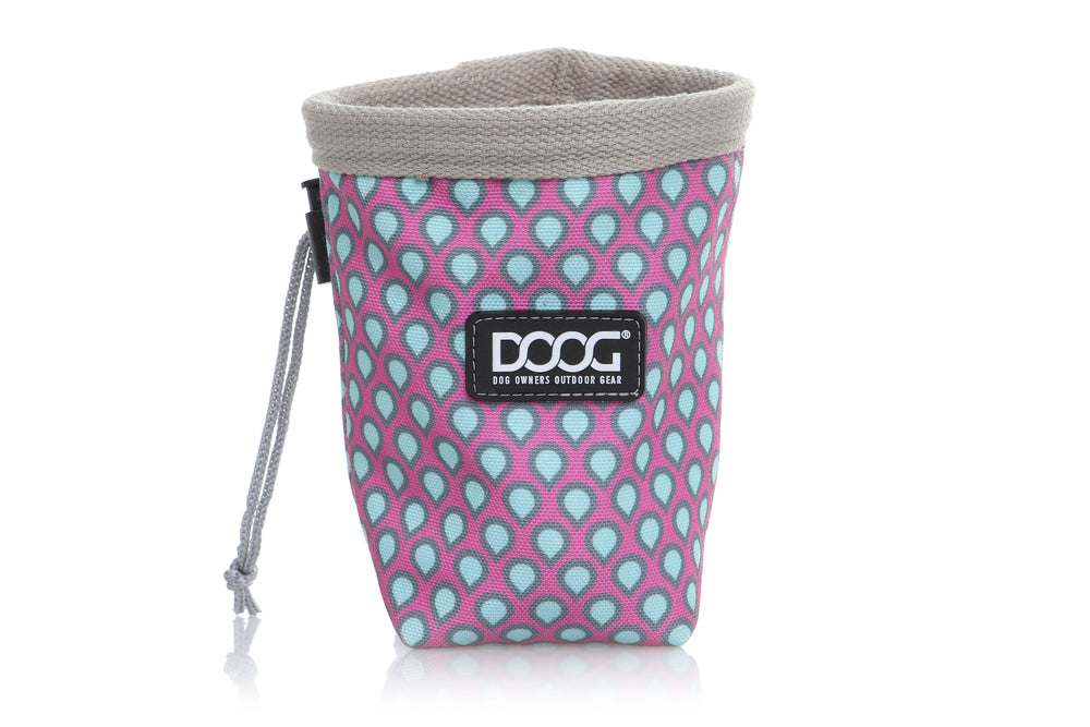 Bunte DOOG Leckerchen-Tasche in Pink und Blau mit Tropfenmuster und grauem Rand, ideal für Hunde unterwegs.