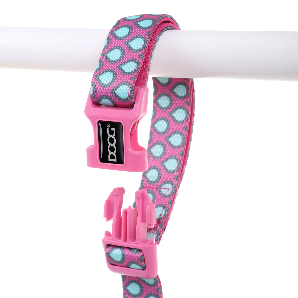 Pinkes Halsband mit blauen Kreisen, freihändig am Aufhänger befestigt, ideal für Haustiere.