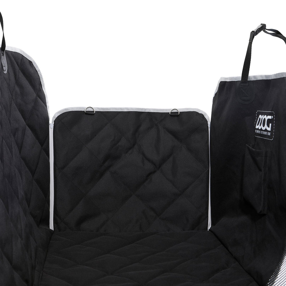 Schwarze gepolsterte Hundetransportbox mit gepunkteten Innenwänden und grauem Rand, seitliche Tasche sichtbar.