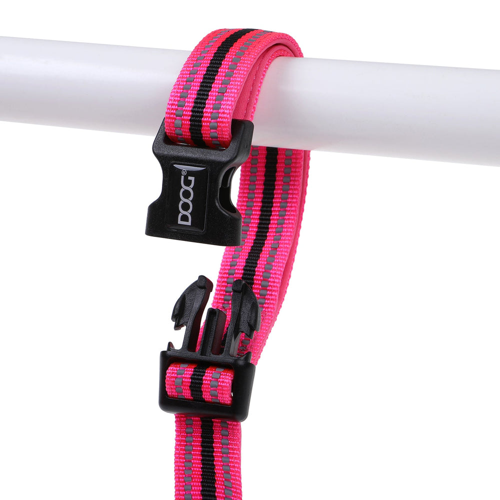 "Clip-It Hundeleine in Pink und Schwarz mit gestreiftem Muster, befestigt an einer weißen Stange."